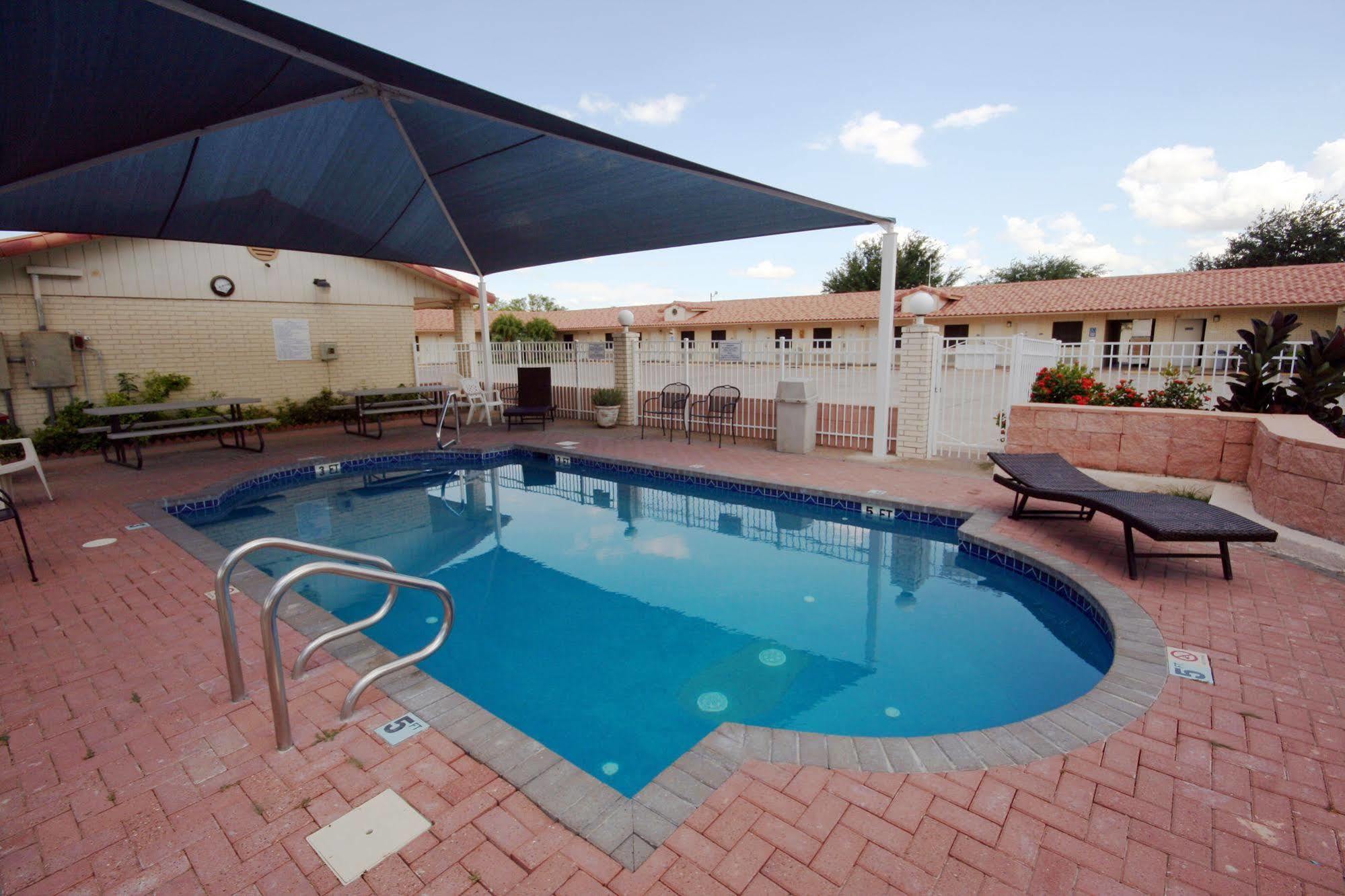 Edinburg Executive Inn Exterior photo